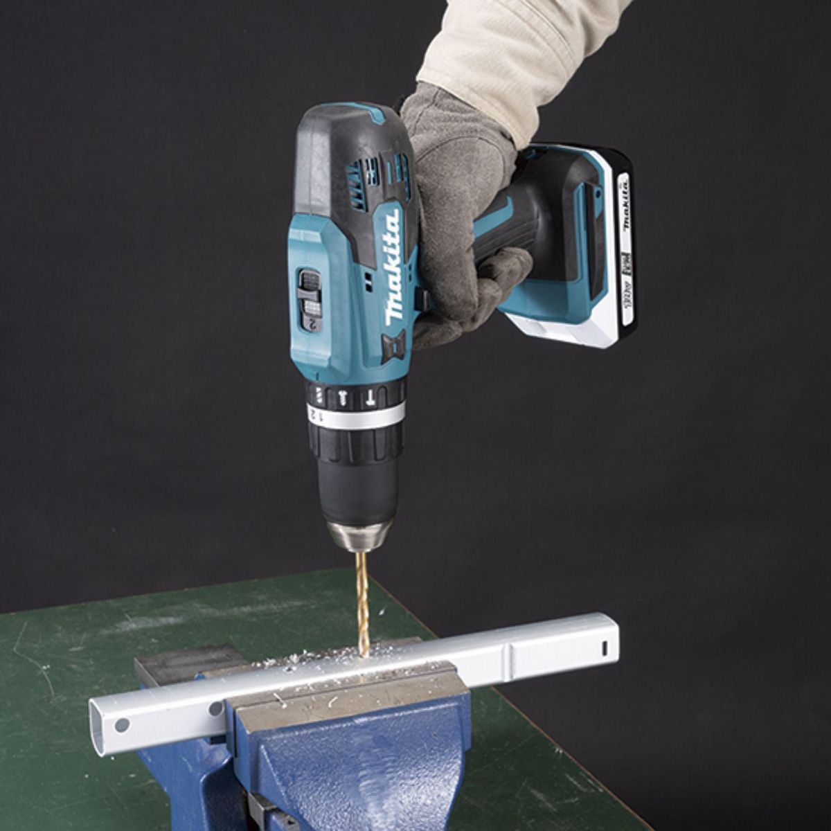 MAKITA - Taladro Percutor Makita 1/2'' 18V G-Battery 38Nm HP488D006 + 2 Baterías 2.0 Ah + 1 Cargador Serie G Makita + Maleta plástica