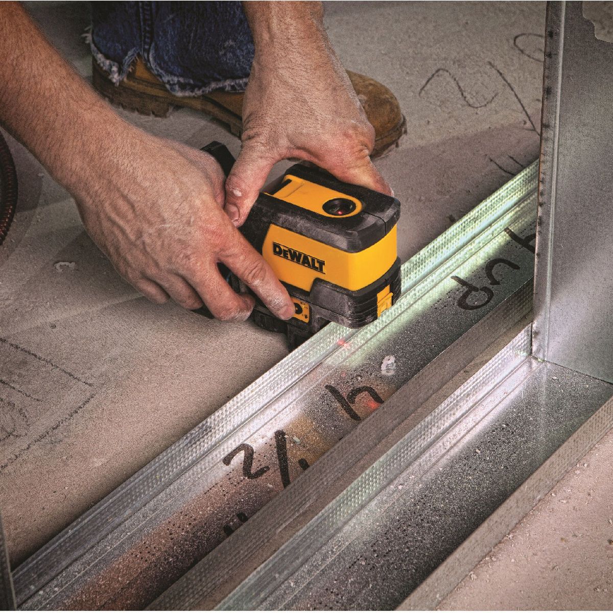 DEWALT - Nivel Laser Dewalt  Combinado 2 Linea y 2 Punto Rojo DW0822 Dewalt