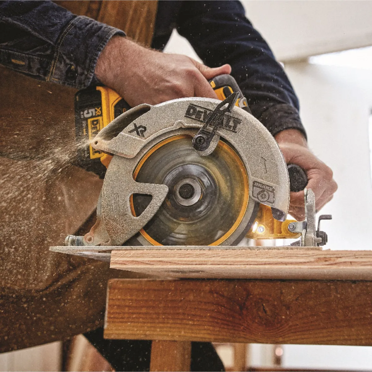 DEWALT - Sierra Circular Inalambrica Dewalt 7-1/4" 20V BRUSHLESS DCS570B (Sin batería)