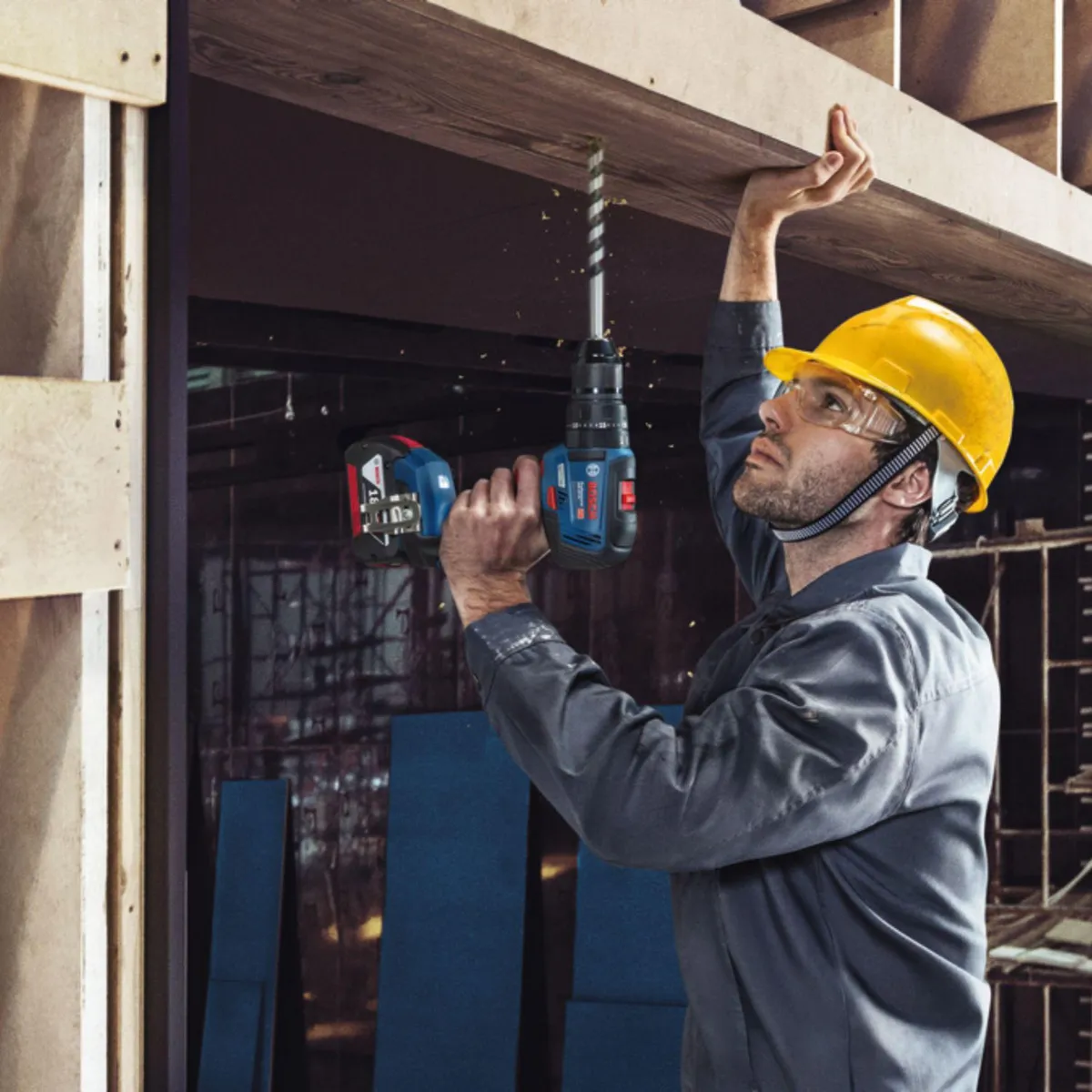 BOSCH - Taladro atornillador percutor Bosch GSB 18V-50 + 2 baterías + maletín de plástico