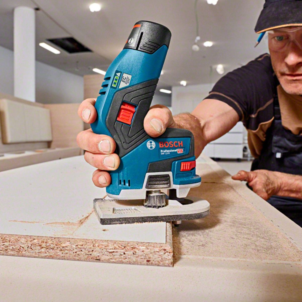 BOSCH - Fresadora Inalámbrica GFK 12V (Sin batería) Bosch