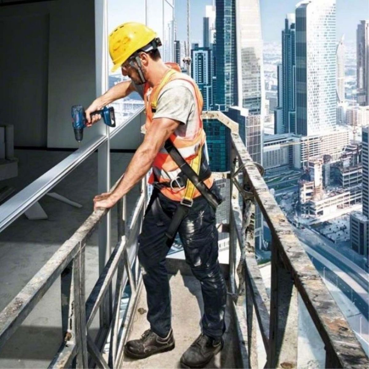 BOSCH - Taladro Percutor Inalámbrico Bosch 1/2" 18V + 1 Cargador + 1 Batería + Set de 41 Accesorios + Maletín Bosch