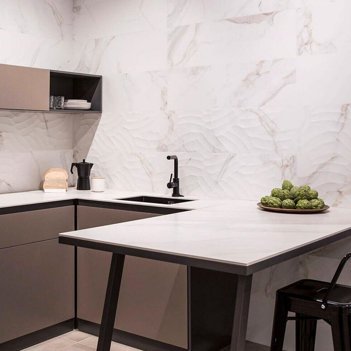 GRESPANIA - Cerámica Celosia Calacata Blanca Marmolizada 31.5x100cm para muro