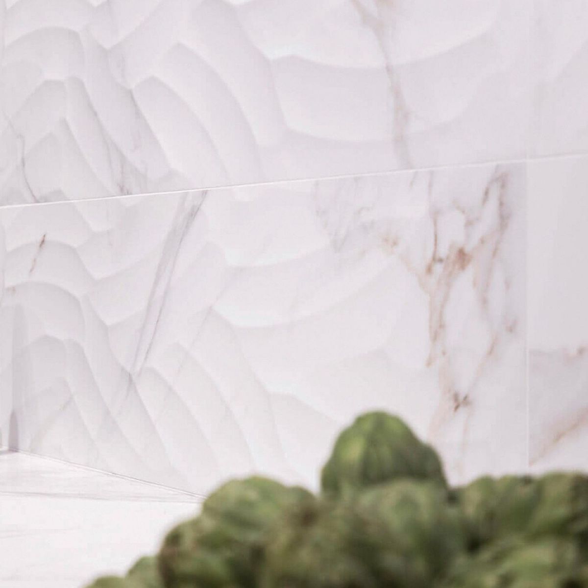 GRESPANIA - Cerámica Celosia Calacata Blanca Marmolizada 31.5x100cm para muro