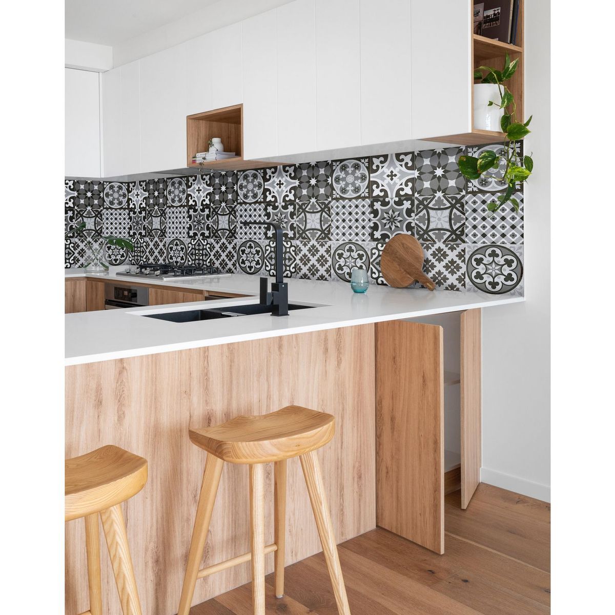 SAN LORENZO - Cerámica Sevilla Nero Decorada 21.6x21.6cm 1.12m2 para piso o pared