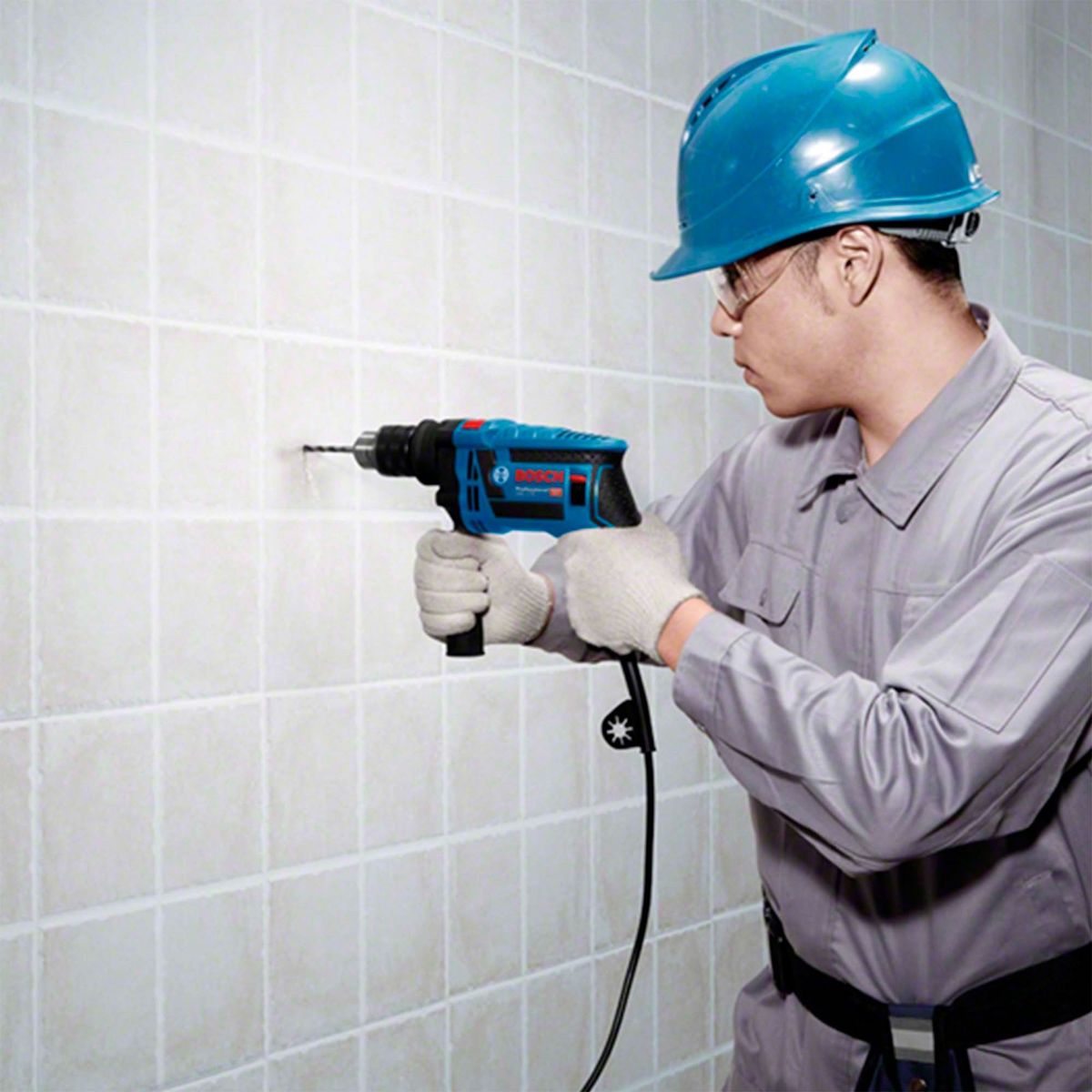 BOSCH - Taladro Percutor Eléctrico Bosch 13mm 650W + Set 41 Piezas