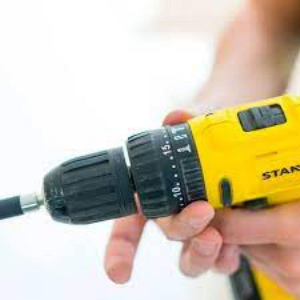 STANLEY - Taladro Percutor Inalámbrico Stanley 1/2" 18V + Set 100 Accesorios Stanley