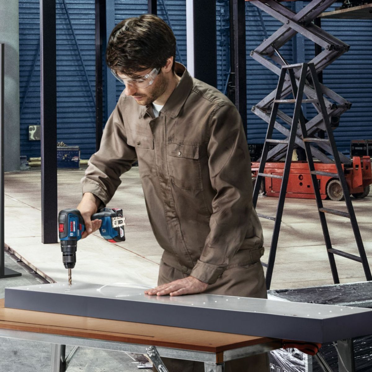 BOSCH - Amoladora inalámbrica 18V GWS 180LI  + Taladro percutor Bosch GSB 18V-50 Brushless + 2 bat + Maletín