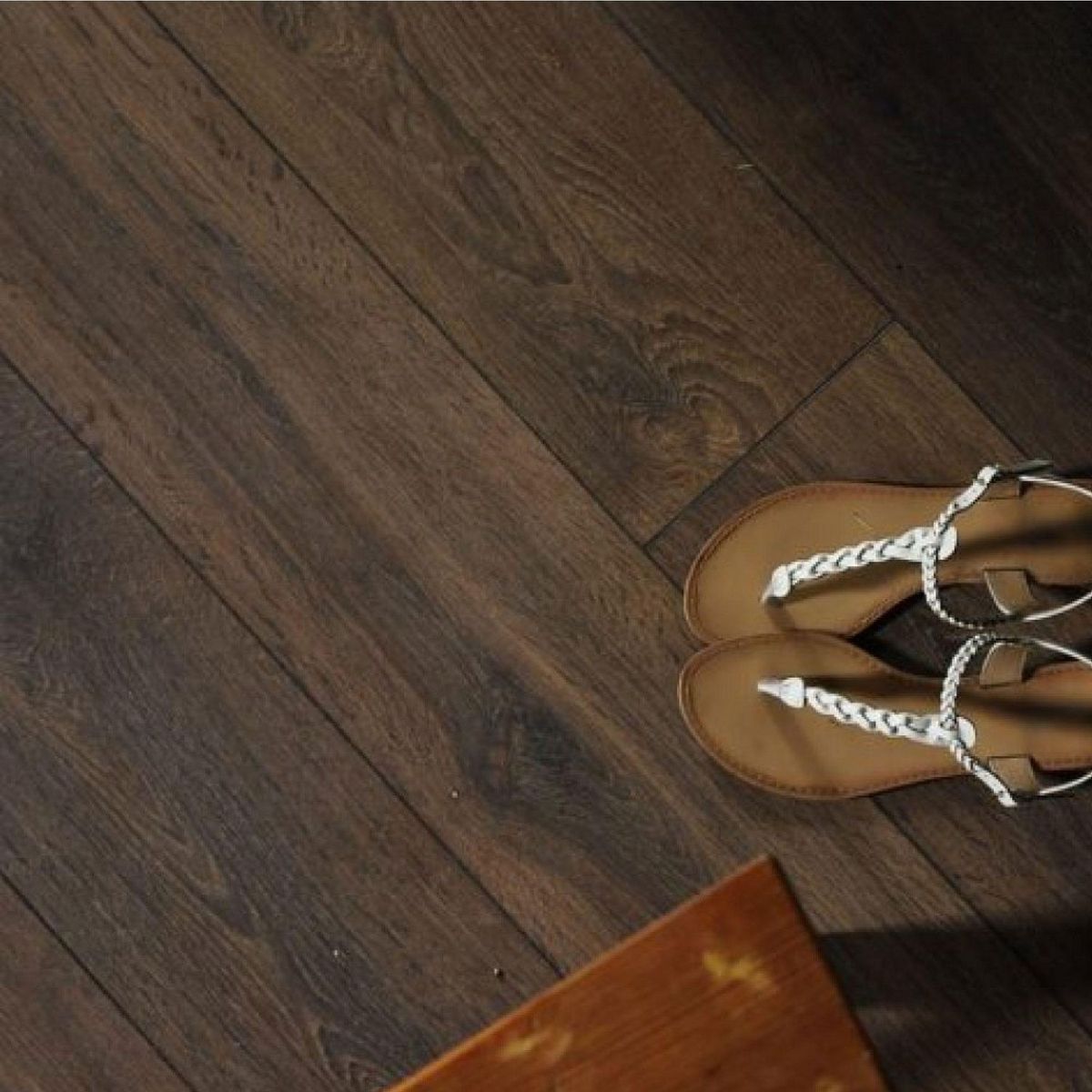 DECOKASA - Piso viní­lico SPC Castaño 2.196m2