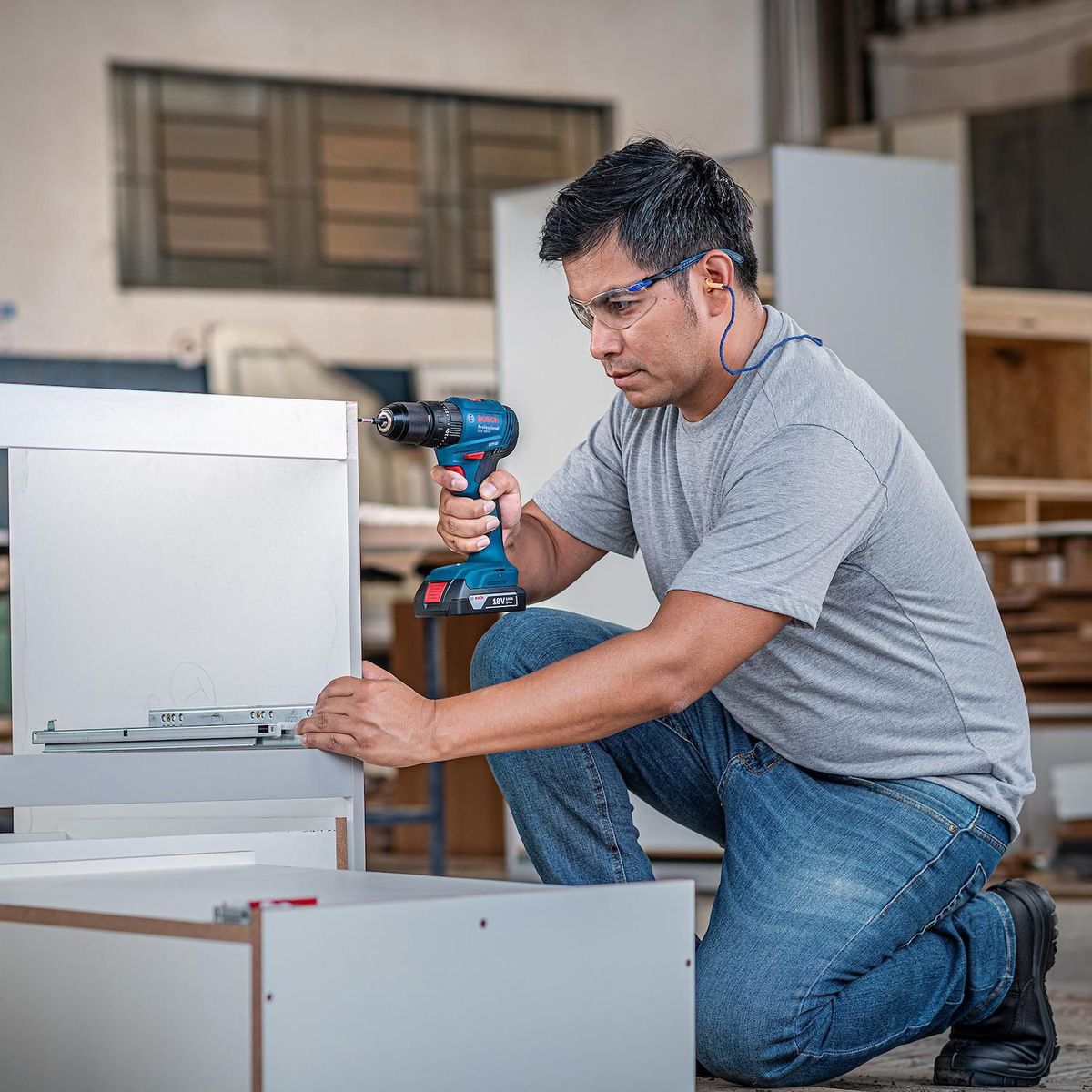 BOSCH - Taladro 18V Bosch GSB185-LI + 2 Baterías + 23 Accesorios