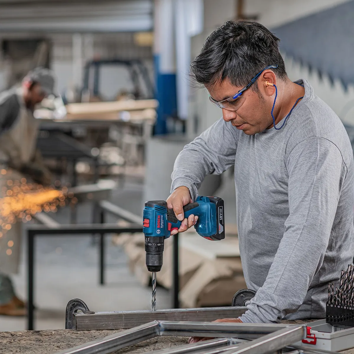 BOSCH - Taladro percutor 18V GSB185+1 Kit 18V Cargador y Batería GBA2.0Ah +Maletín de plástico+Set de 91 pcs