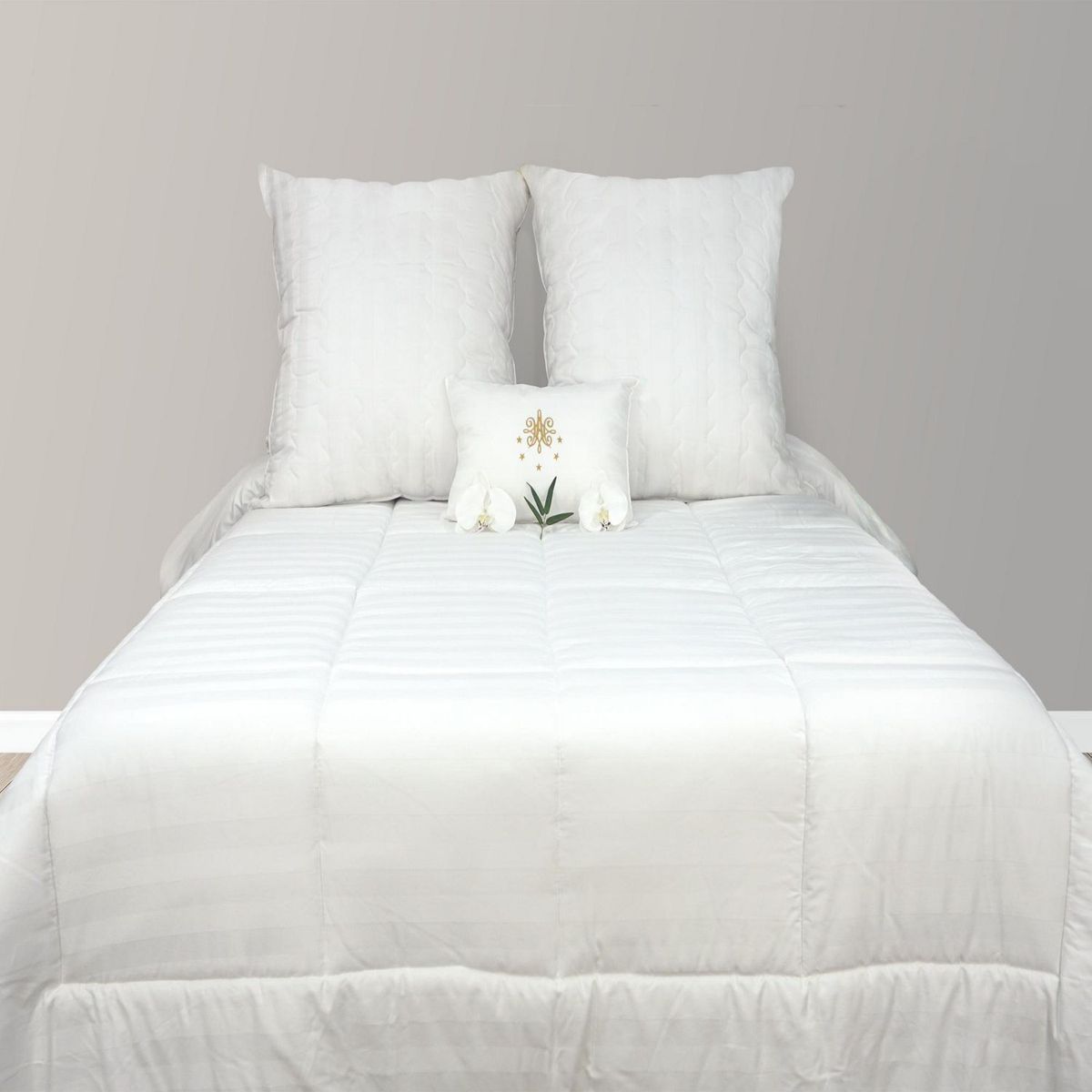 GENERICO - Edredón Premium Satinado Queen Blanco