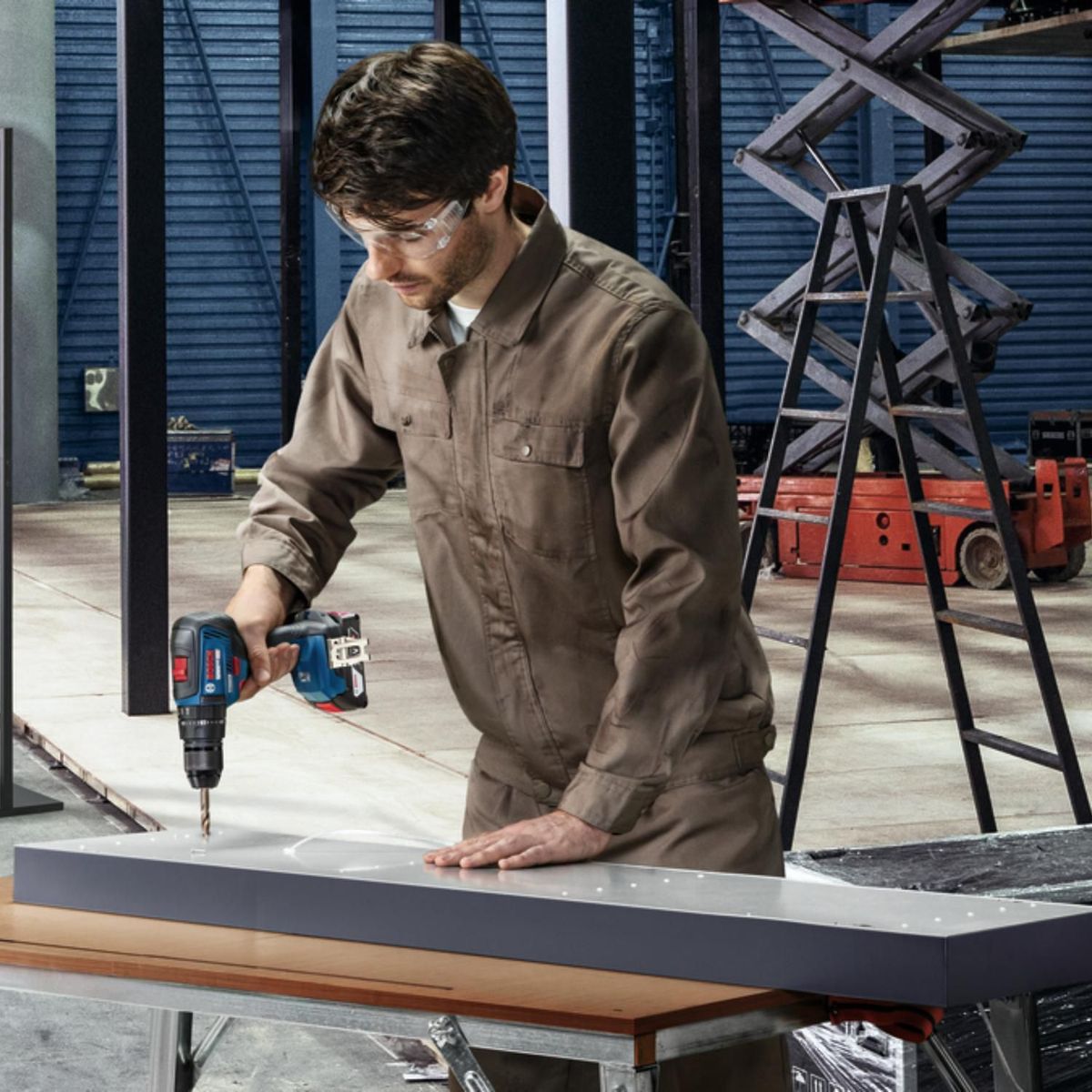 BOSCH - Taladro Atornillador Percutor Inalámbrico Bosch 18V GSB 18V-50 + Amoladora Inalámbrica Bosch 18V GWS 180-LI + 2 Baterías 4.0Ah + Cargador + Set de Accesorios 34 Piezas + Maletín Bosch