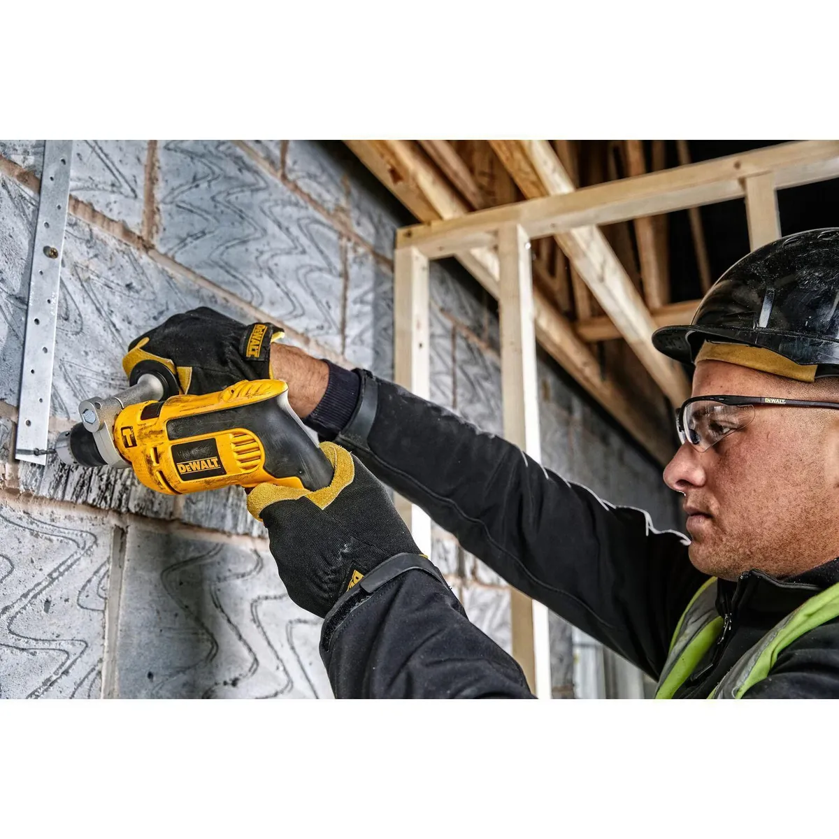 DEWALT - Taladro Dewalt DWD024 + Set 100 pzas