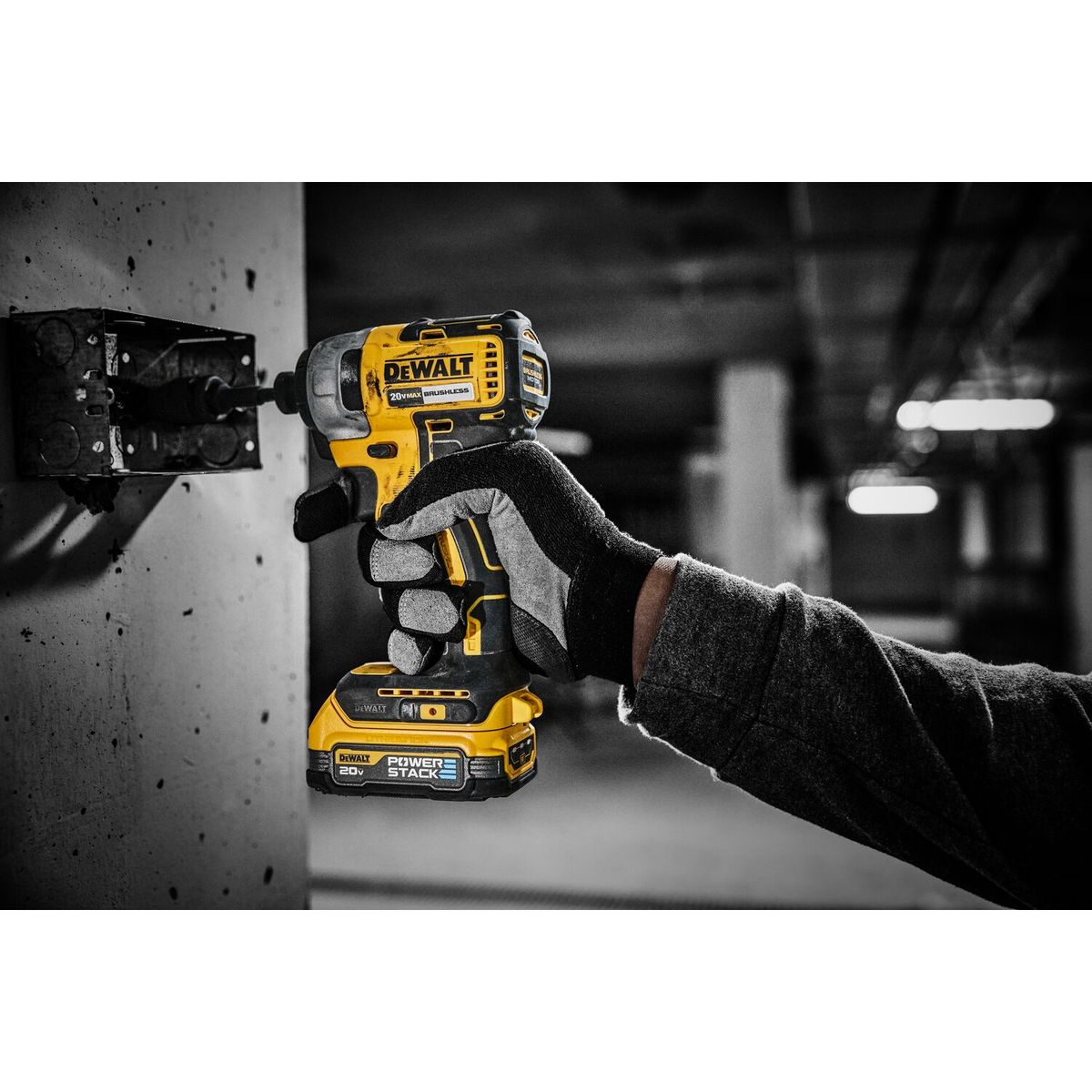 DEWALT - Taladro Percutor 1/2" 20V + Esmeril Angular 4 1/2" 20V + 2 Bat powerstack 1.7AH + Maletín