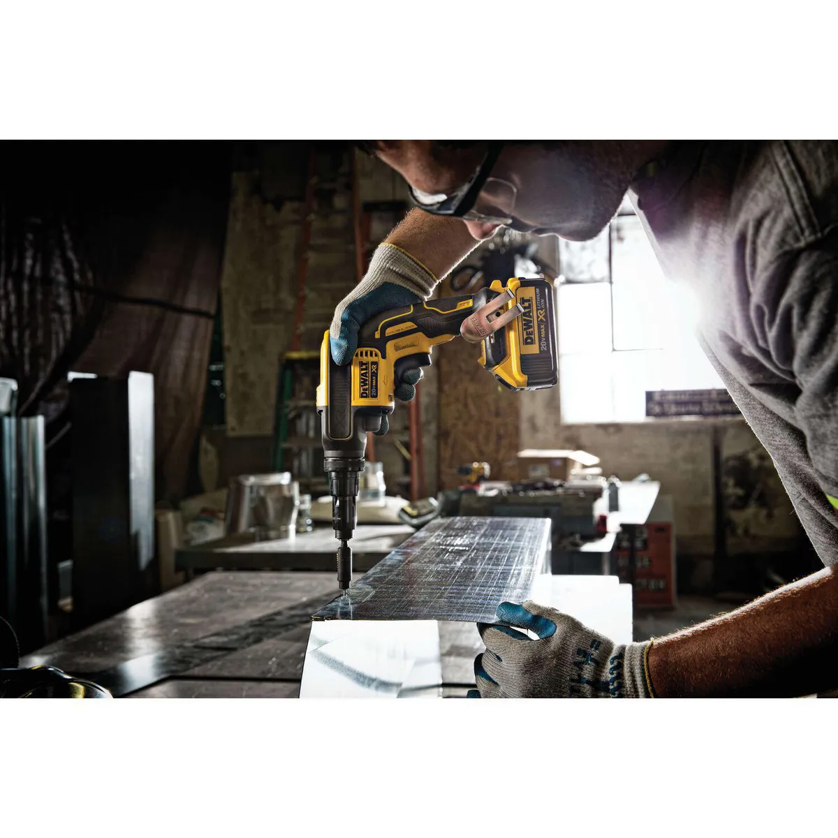 DEWALT - Atornillador Para Drywall 1/4" Tipo Pistola 20V DCF622B