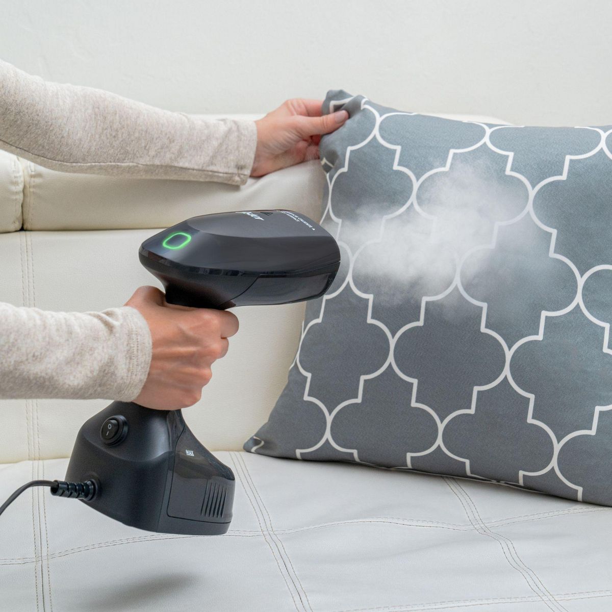 OSTER - Vaporizador de Prenda Portátil GCSTES-101 Oster