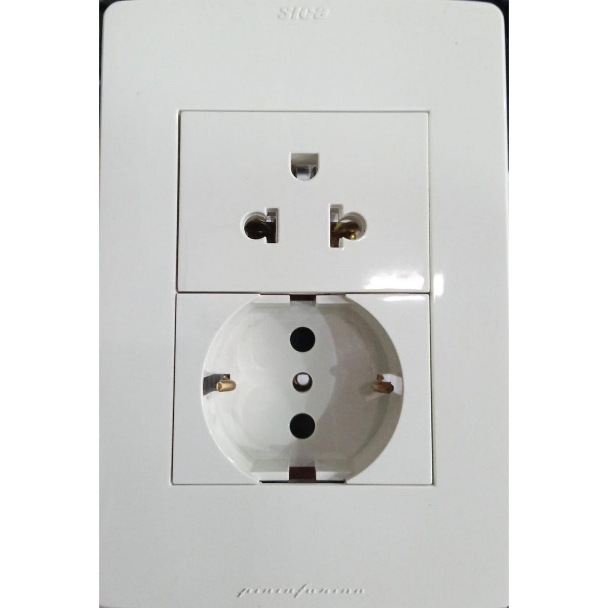 GZC - Tomacorriente con tierra y Schuko Silight color blanco