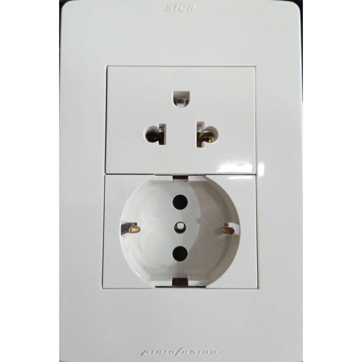 GZC - Tomacorriente con tierra y Schuko Silight color blanco