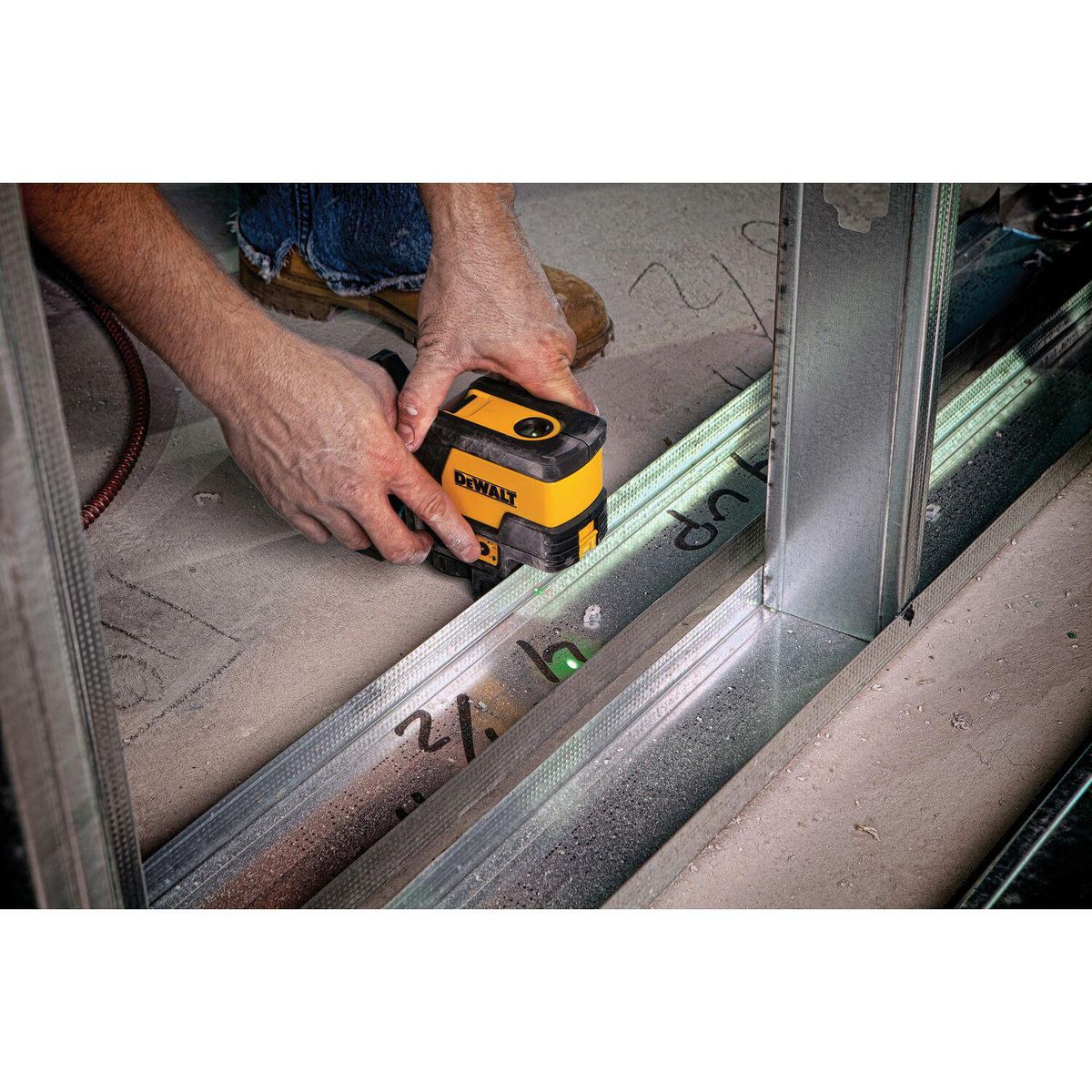 DEWALT - Nivel Láser Autonivelante de 2 Líneas Cruzadas y Punto de Plomada Luz Verde DW0822CG DeWALT