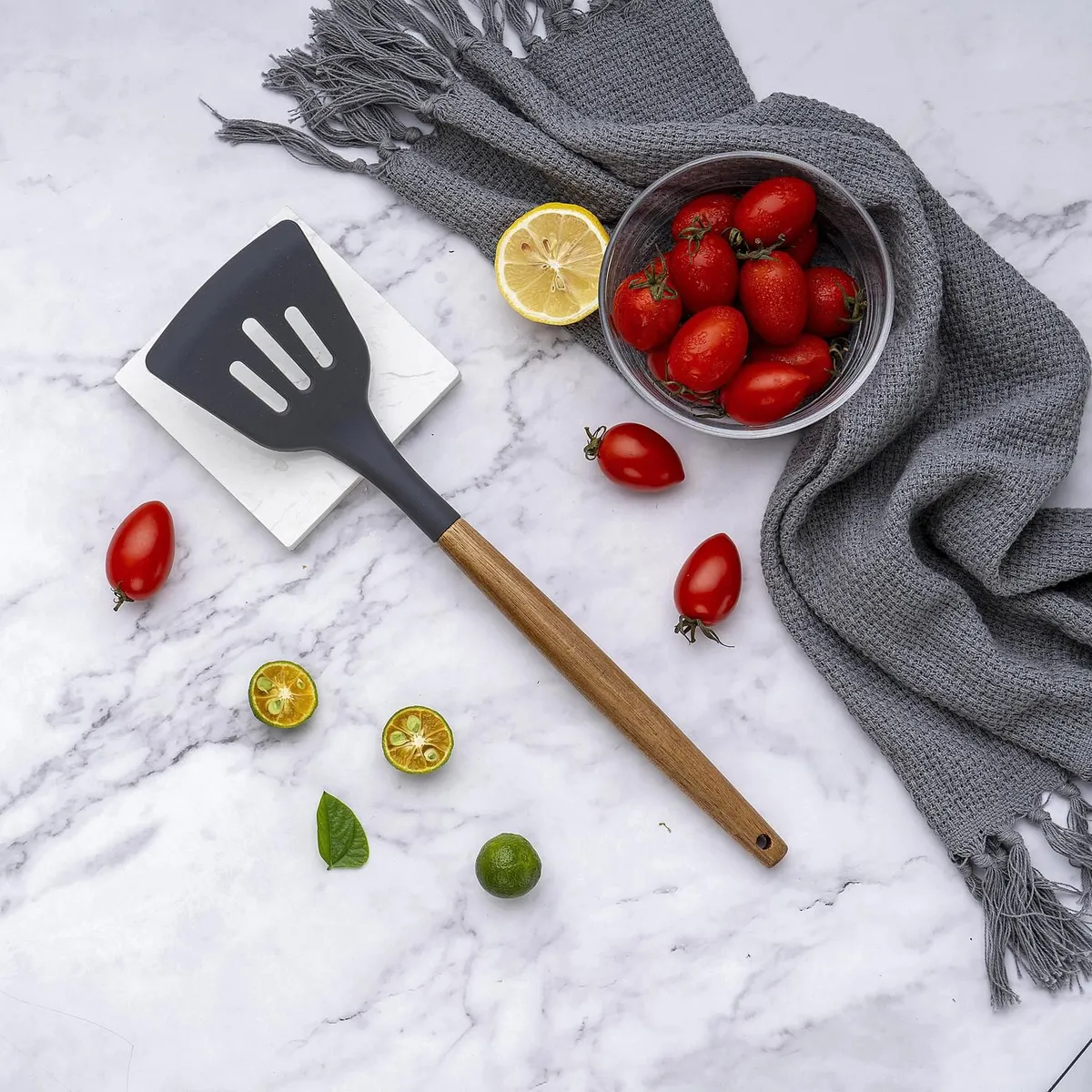 JUST HOME COLLECTION - Espátula Ranurada Mango de Madera