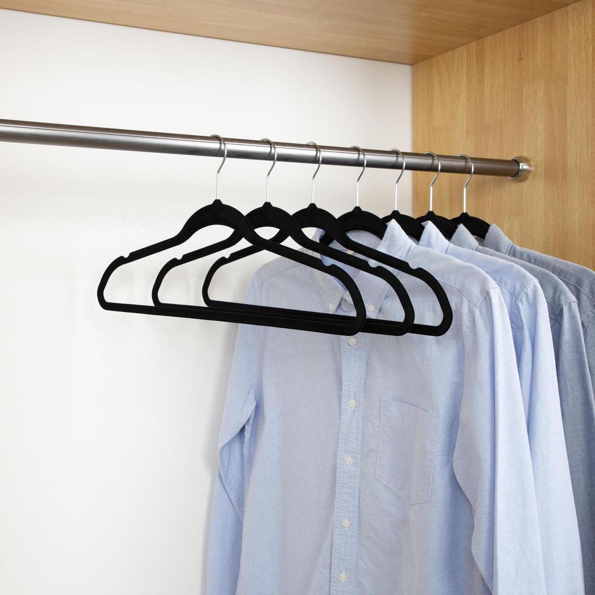 JUST HOME COLLECTION - Set x30 Colgador de Ropa de Gamuza Negro