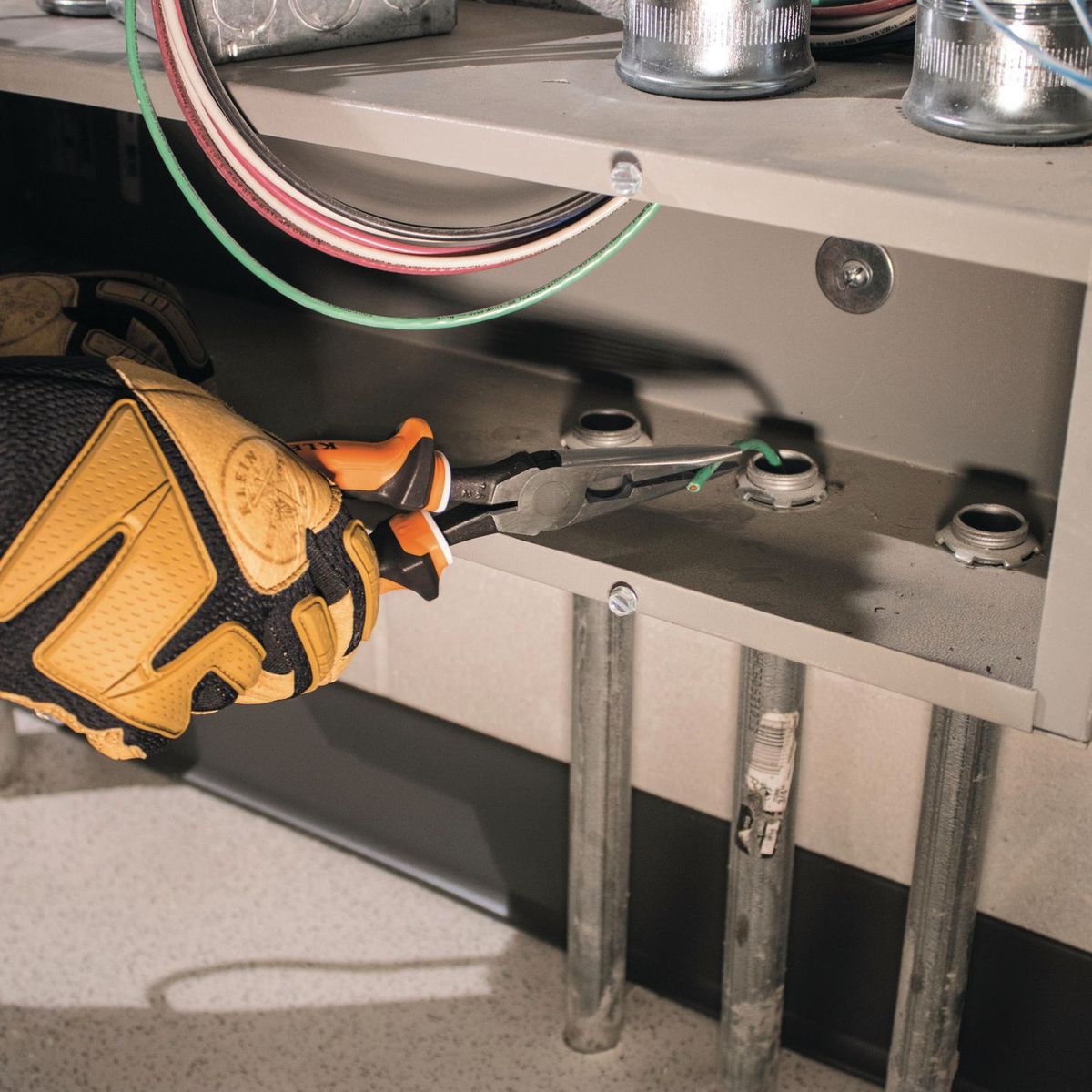 KLEIN TOOLS - Alicate Punta Larga Aislado 8"