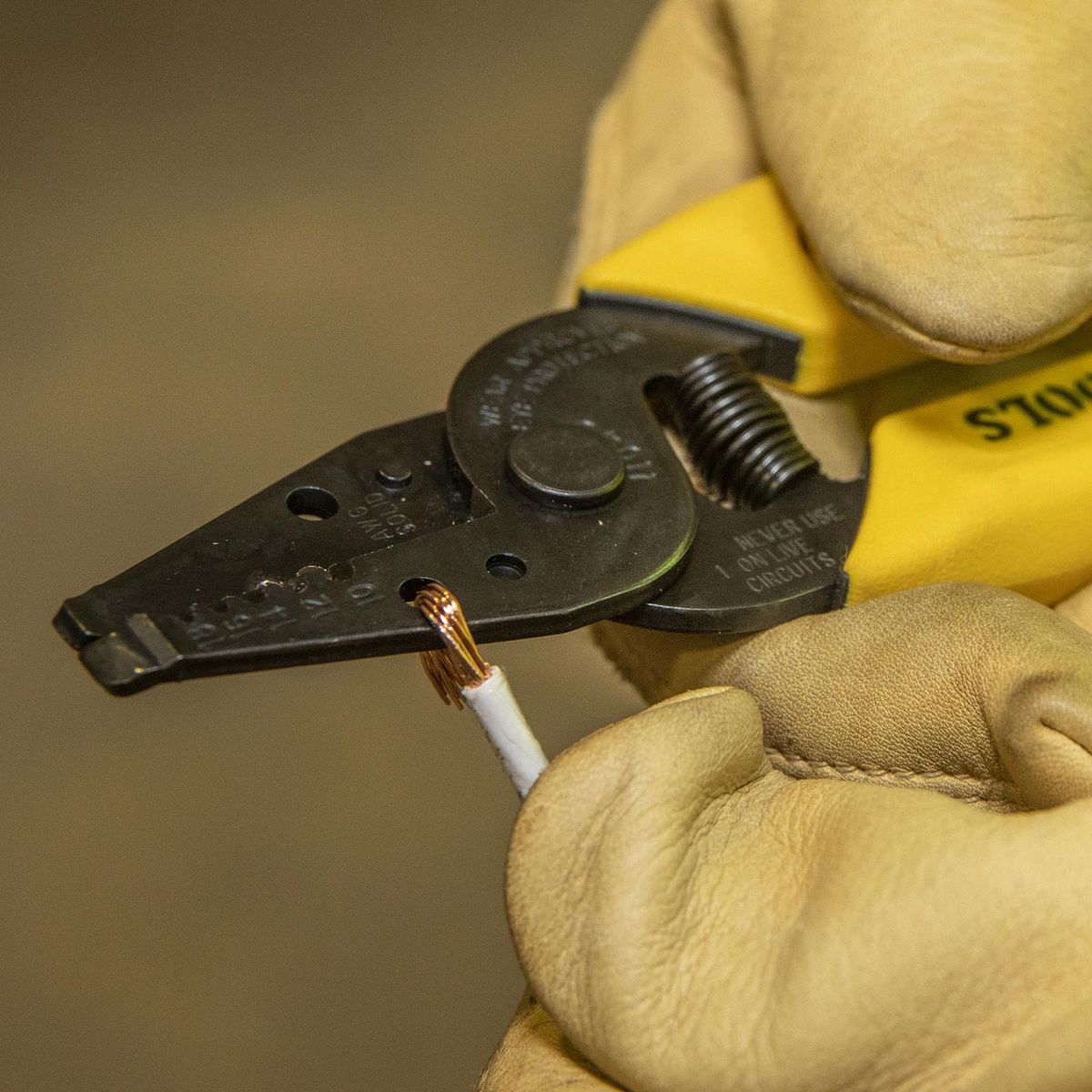 KLEIN TOOLS - Pelacable Cortador 10-18 AWG