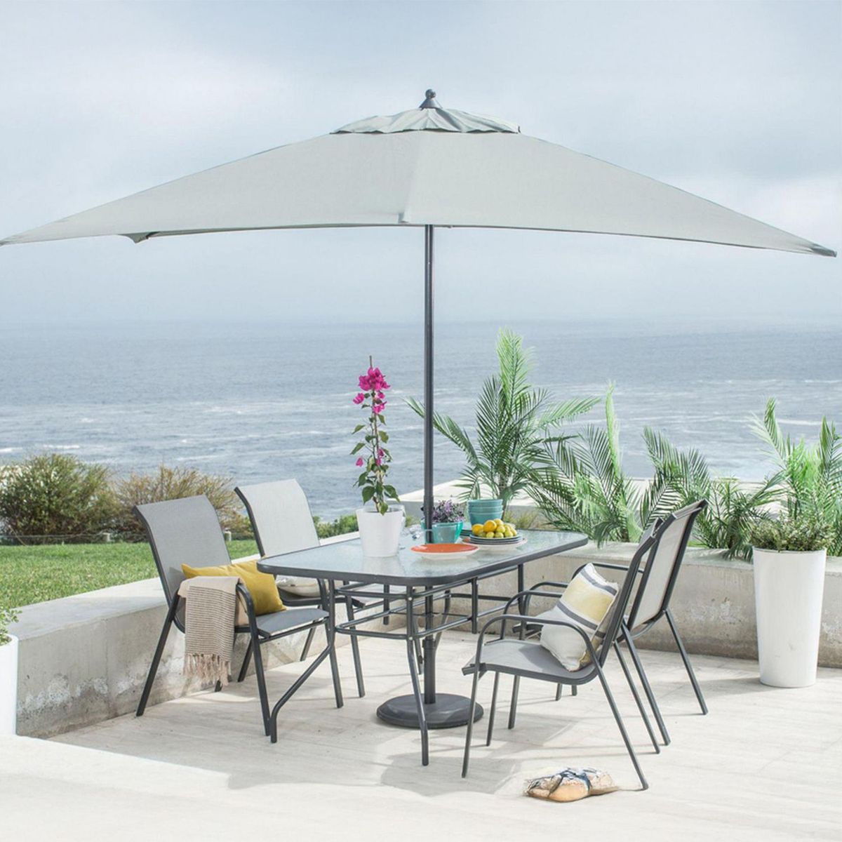 JUST HOME COLLECTION - Mesa Rectángular con Vidrio 140x90cm Negro + Silla Sling Gris de Metal con Textileno + Quitasol Sling Gris 2x3