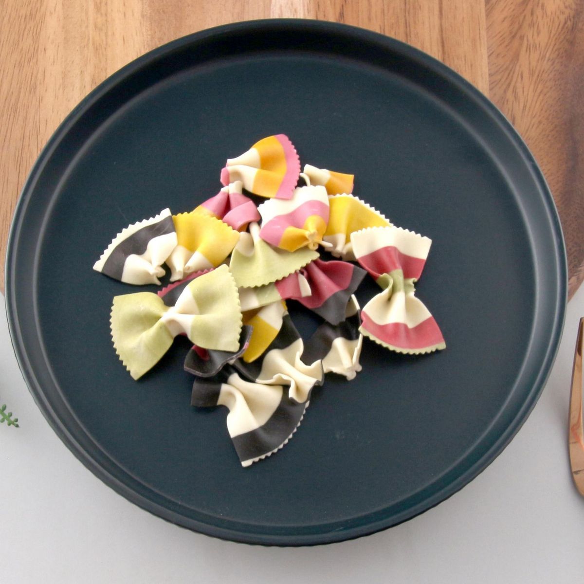 JUST HOME COLLECTION - Plato Líneas Negro 20cm