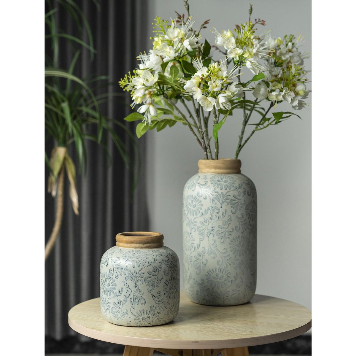 JUST HOME COLLECTION - Florero de Cerámica Azul y Blanco 19x20cm