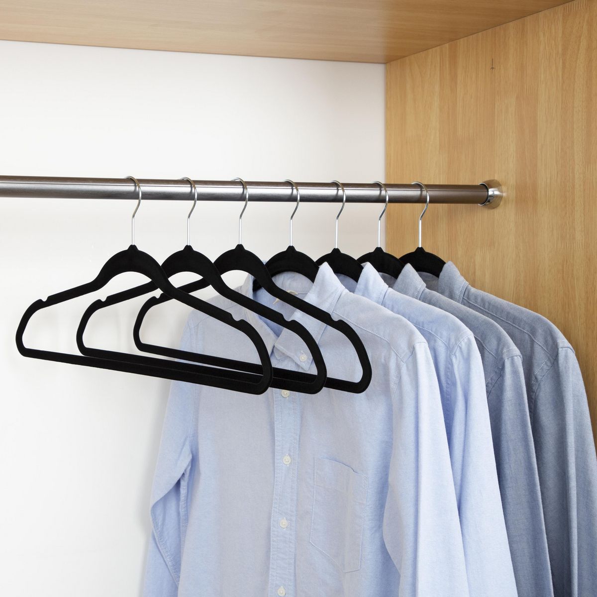 JUST HOME COLLECTION - Set x50 Colgadores de Terciopelo Negro