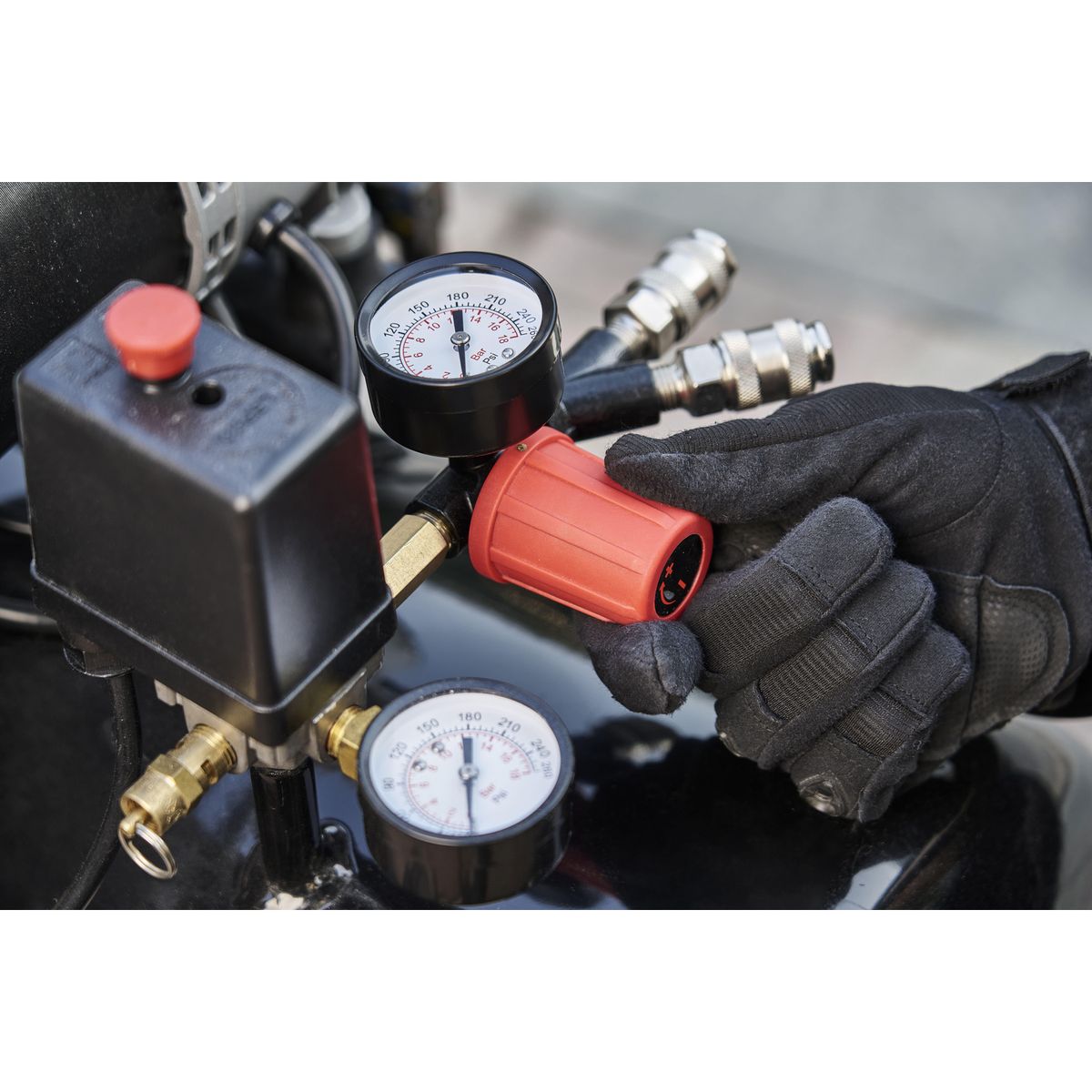 UBERMANN - Compresora de Aire 2.2 HP 100 Litros 33010053