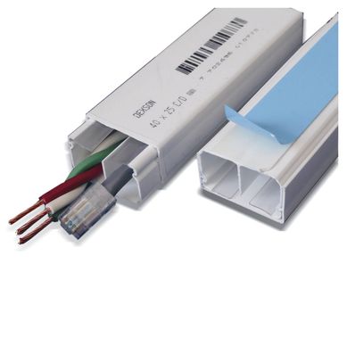 Ducto de pl�stico 2 m x 40 x 25 mm con adhesivo